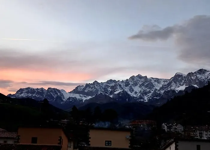 Frente A Picos De Europa Potes